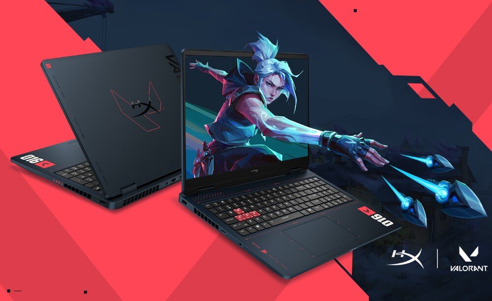 Laptop HYPERX Omen 16 Otwarty laptop z postacią z gry na ekranie, z której dłoni wylatują pociski, obok widoczna zamknięta pokrywa z logo