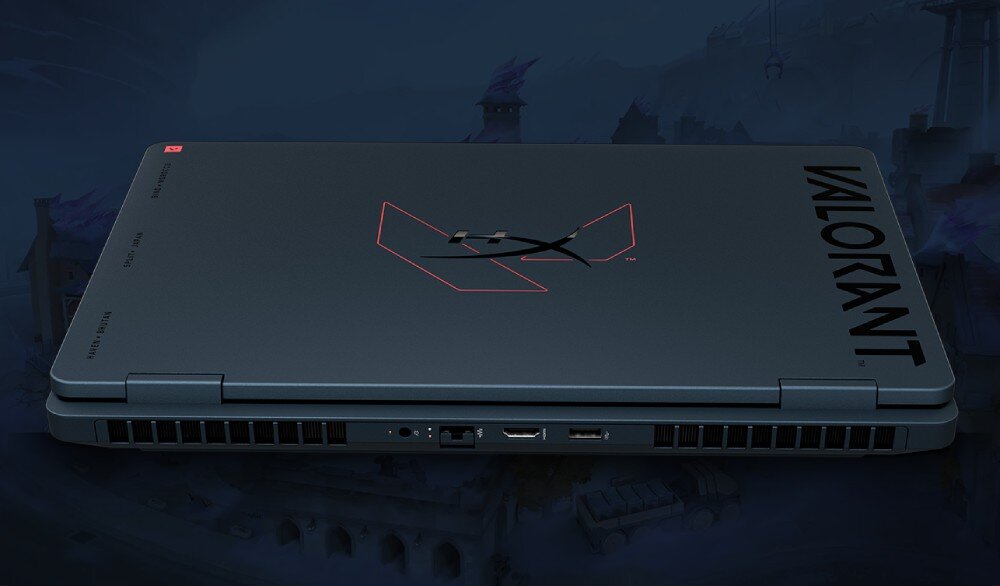 Laptop HYPERX Omen 16 Widok na tył zamkniętego laptopa z napisami na pokrywie oraz widocznymi portami i otworami wentylacyjnymi z tyłu obudowy