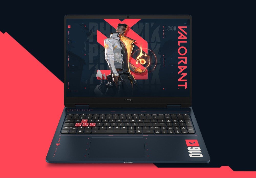 Laptop HYPERX Omen 16 Laptop otwarty na wprost z widoczną postacią mężczyzny na ekranie oraz wyróżnionymi czterema klawiszami na klawiaturze