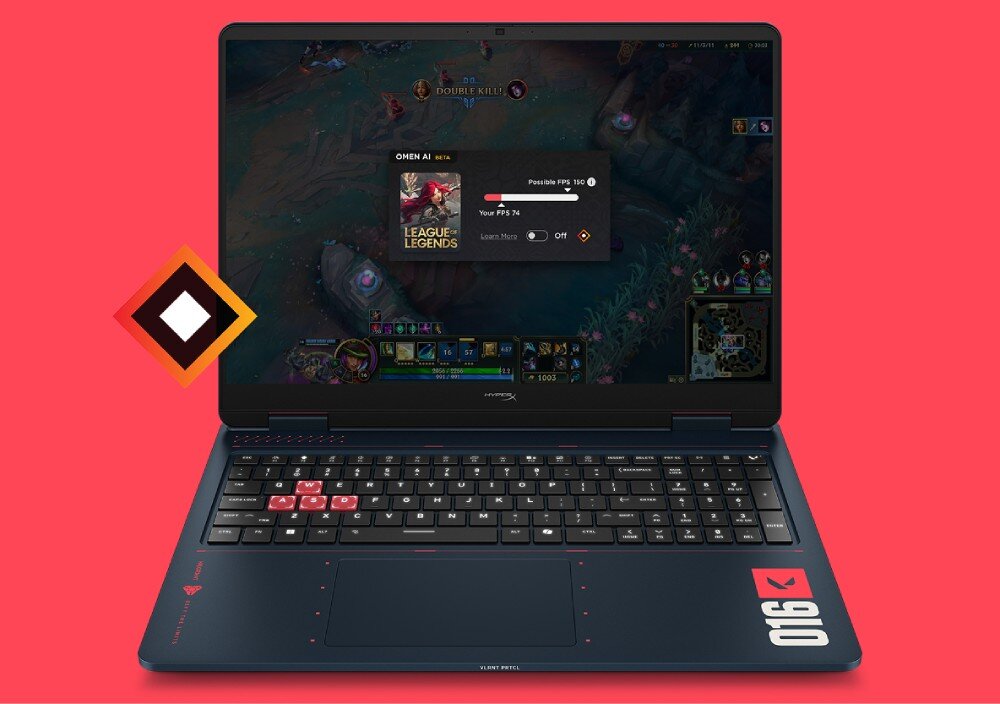 Laptop z wyświetlonym ekranem gry \'League of Legends\' oraz panelem \'OMEN AI\' pokazującym możliwe FPS 150 i aktualne FPS 74. Na klawiaturze widoczne są czerwone klawisze WSAD, a obok laptopa znajduje się logo w kształcie rombu.