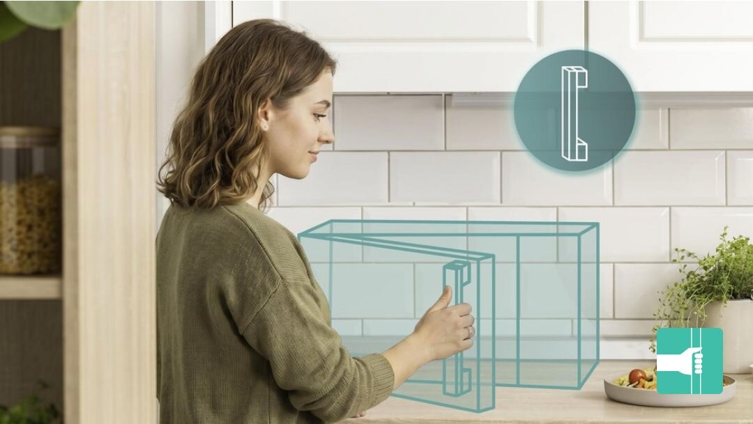 KUCHENKA MIKROFALOWA GORENJE MO20E1WI5 Osoba otwiera drzwi kuchenki mikrofalowej Gorenje. Grafika podkreśla ergonomiczny uchwyt ułatwiający otwieranie ergonomiczny uchwyt wygodne otwieranie komfort użytkowania łatwe zamykanie praktyczne rozwiązanie