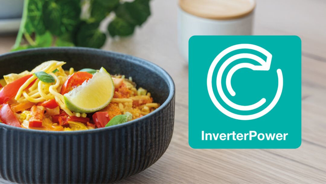 KUCHENKA MIKROFALOWA GORENJE MO20E1WI5 Miska z gotowym daniem obok symbolu InverterPower. Grafika podkreśla równomierne podgrzewanie i stabilną moc mikrofal InverterPower równomierne podgrzewanie stabilna moc jednolite rezultaty wygodne użytkowanie