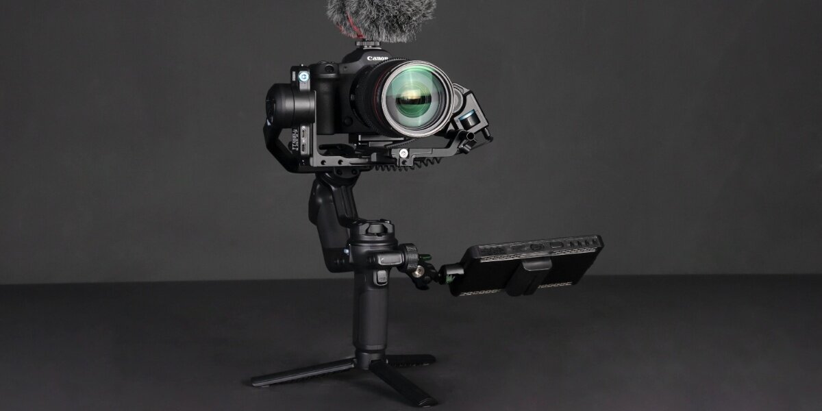 Gimbal FEIYUTECH Scorp 3 Kit Czarny na ciemnym tle.