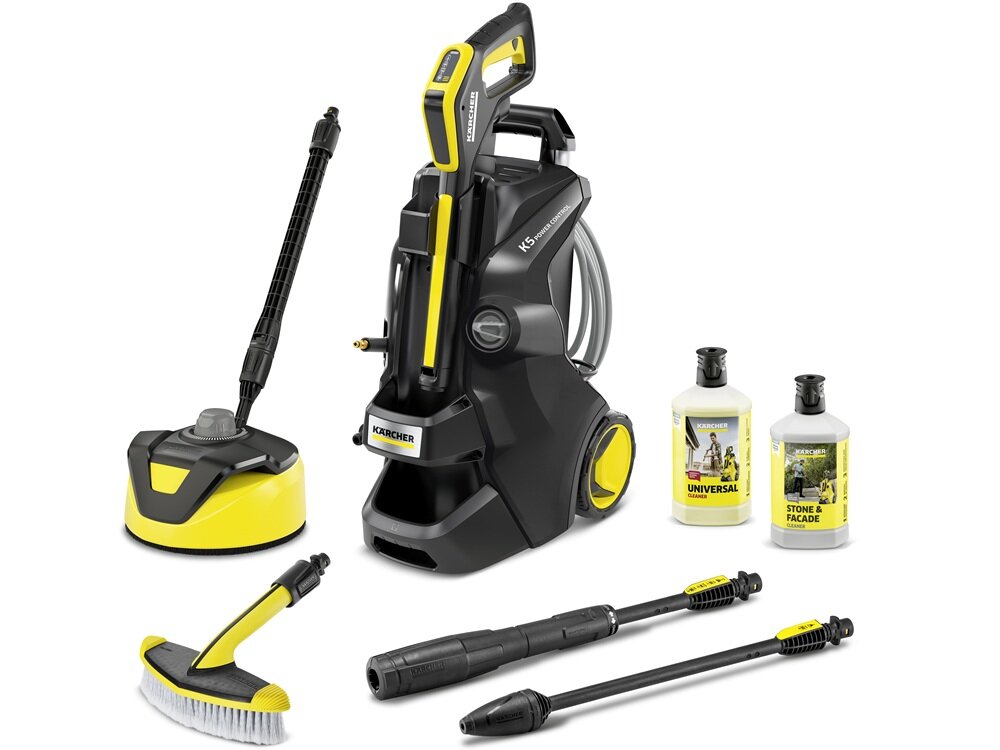 Na obrazie znajduje się myjka ciśnieniowa w kolorze czarno-żółtym z widocznym logo KARCHER. Obok myjki znajdują się różne akcesoria, w tym szczotka, dysze oraz dwie butelki z płynami czyszczącymi z etykietami \'UNIVERSAL\' i \'STONE & FACADE\'.