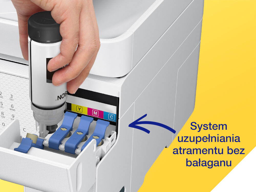 Osoba napełnia pojemnik z atramentem w urządzeniu wielofunkcyjnym, obok widoczny jest napis \'System uzupełniania atramentu bez bałaganu\'.