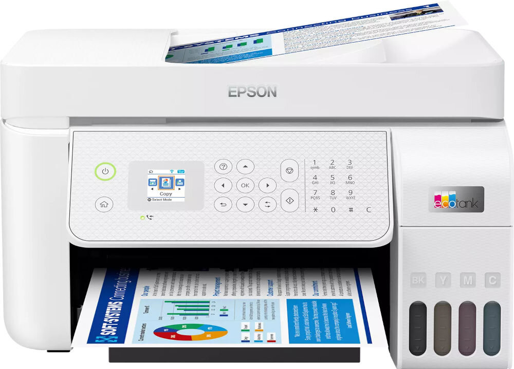 Na obrazie widoczne jest białe urządzenie wielofunkcyjne z logo \'EPSON\' na górze oraz kolorowym logo \'EcoTank\' z boku. Urządzenie ma panel sterowania z przyciskami i wyświetlaczem, a z przodu wychodzi zadrukowana kartka papieru.