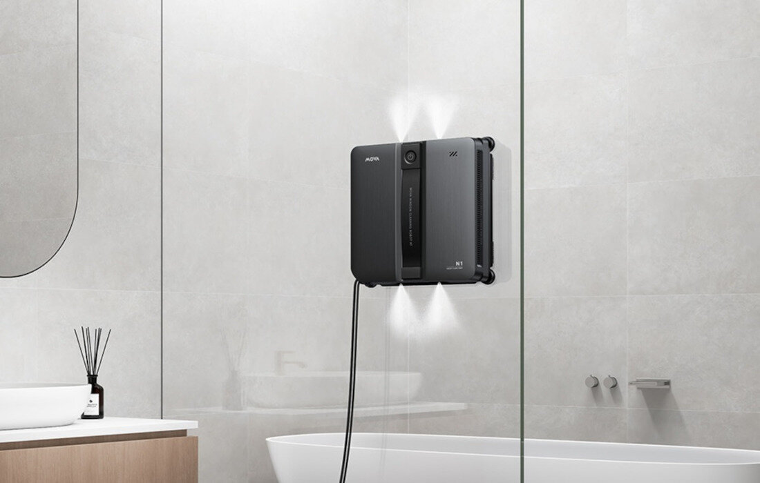 Robot do mycia okien MOVA N1 Czarny zdjęcie lifestyle Dokładność bez smug System Dual-Wing Mist-Cleaning Ściereczka dokładnie przylega do czyszczonej powierzchni