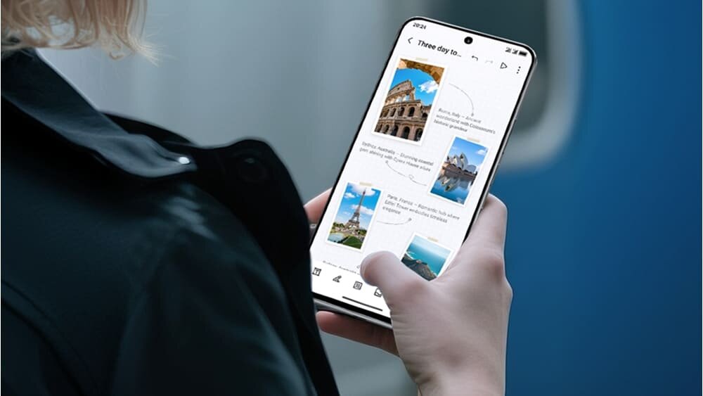 Dłoń trzymająca smartfon z otwartym planem podróży ze zdjęciami w tle niebieskiego pociągu