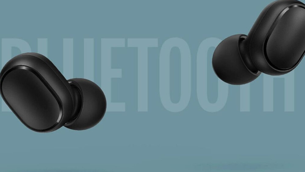 Na niebieskim tle widoczne są czarne słuchawki dokanałowe. W tle znajduje się napis \'BLUETOOTH\'.