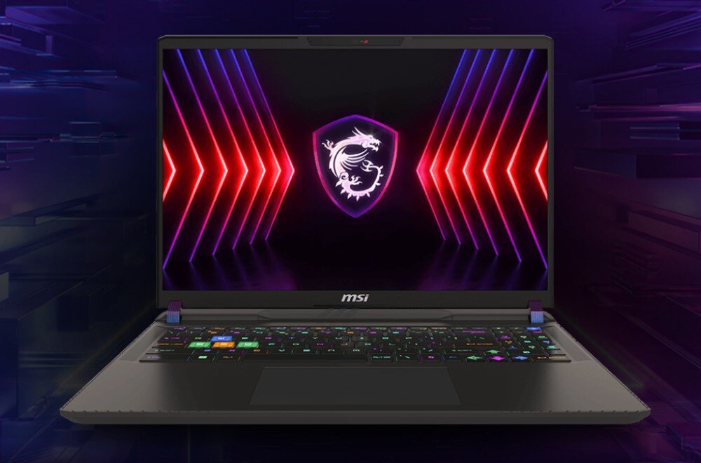 Laptop z logo MSI na obudowie, z wyświetlaczem pokazującym kolorowy wzór z neonowymi strzałkami i smokiem w centrum. Klawiatura jest podświetlana wieloma kolorami.