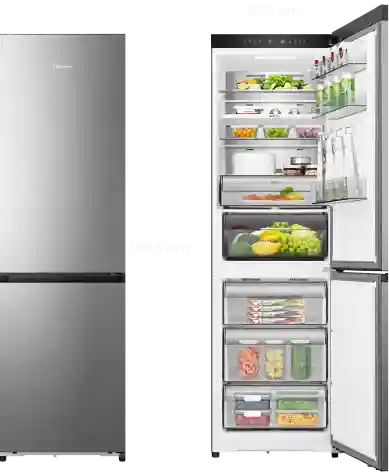 Srebrna lodówka z otwartymi drzwiami, ukazująca wnętrze z półkami wypełnionymi różnymi produktami spożywczymi, takimi jak owoce, warzywa i napoje. Na drzwiach widoczne są butelki i pojemniki z napojami.