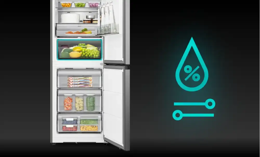 Otwarta lodówka z widocznymi półkami wypełnionymi różnymi produktami spożywczymi, obok niej niebieska ikona w kształcie kropli z symbolem procentu i dwoma liniami z kropkami.