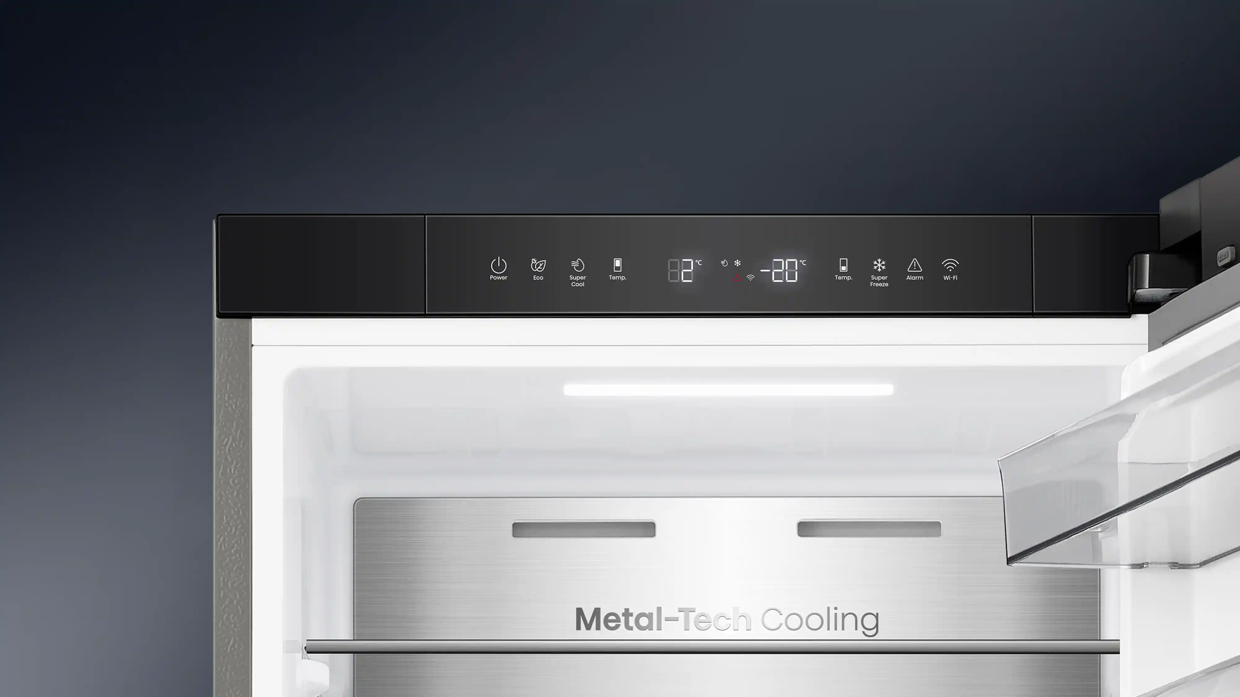 Panel sterowania lodówki z wyświetlaczem temperatury pokazującym 8°C i -20°C oraz ikonami funkcji takimi jak Power, Eco, Super Cool, Temp., Super Freeze, Alarm, Wi-Fi. Wnętrze lodówki z napisem \'Metal-Tech Cooling\'.