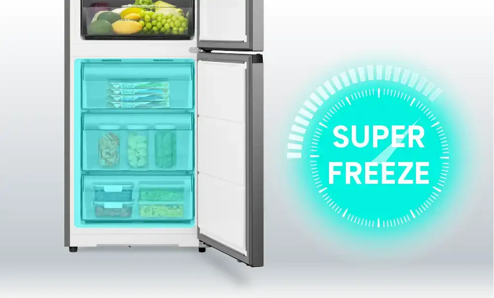 Otwarta lodówka z widocznymi półkami wypełnionymi jedzeniem, obok niej znajduje się niebieski napis \'SUPER FREEZE\'.