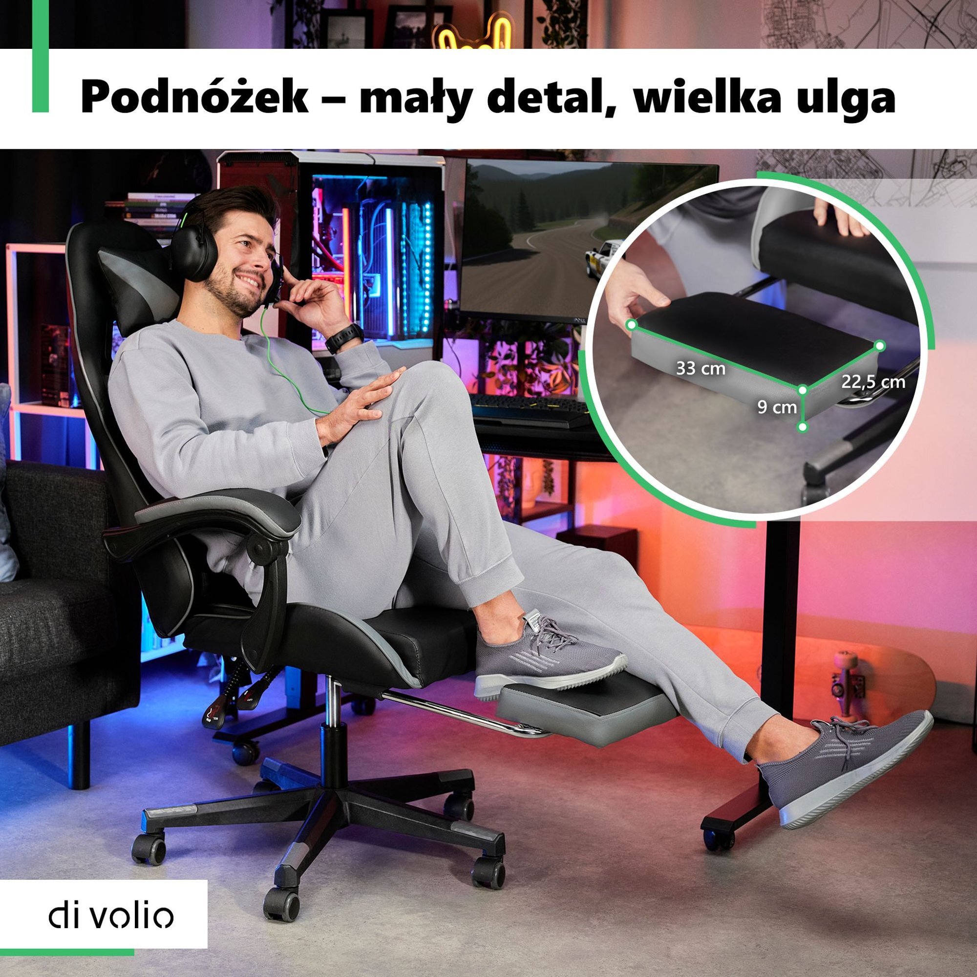 Osoba siedzi na szarym fotelu gamingowym z podnóżkiem, ubrana w szary dres i słuchawki. Na obrazie widoczny jest tekst: \'Podnóżek – mały detal, wielka ulga\' oraz logo \'di volio\'.