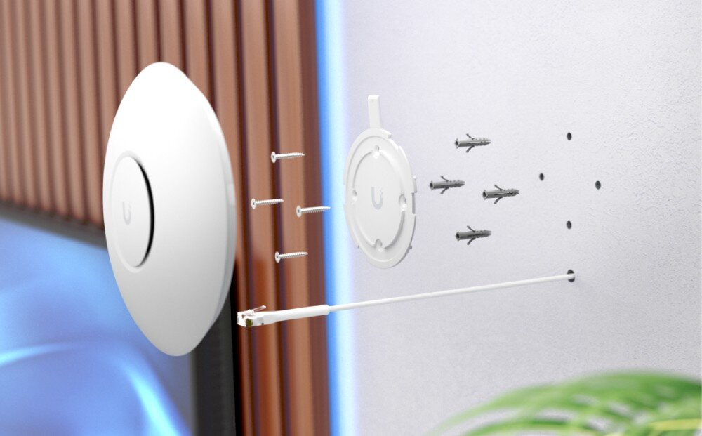 Obraz przedstawia biały access point z logo \'U\' oraz elementy montażowe, takie jak śruby i kołki, na tle ściany. W tle widoczny jest fragment rośliny i niebieskie światło.
