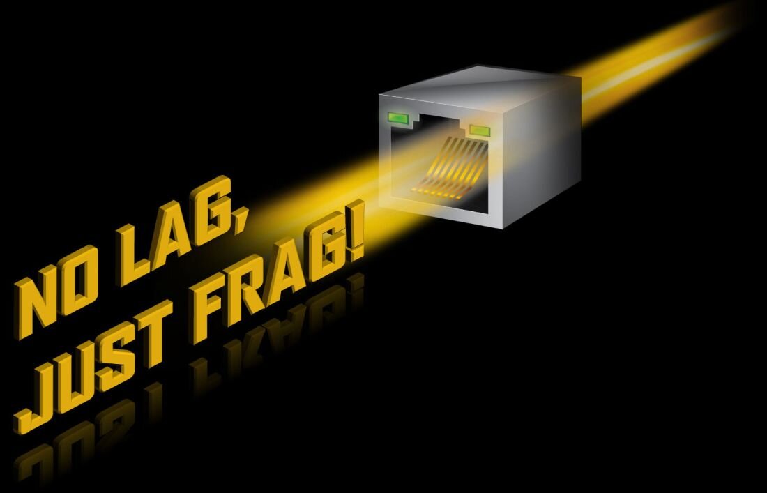 Obraz przedstawia złącze sieciowe z promieniami światła wychodzącymi z niego. Obok znajduje się tekst: \'NO LAG, JUST FRAG!\'.