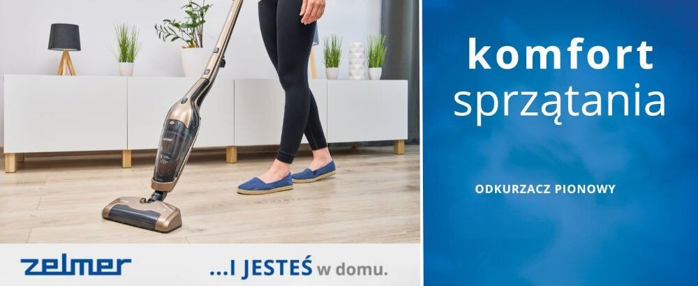 Osoba używa odkurzacza pionowego na drewnianej podłodze w nowoczesnym wnętrzu. Tekst na obrazie: \'zelmer ...I JESTEŚ w domu.\', \'komfort sprzątania\', \'ODKURZACZ PIONOWY\'.