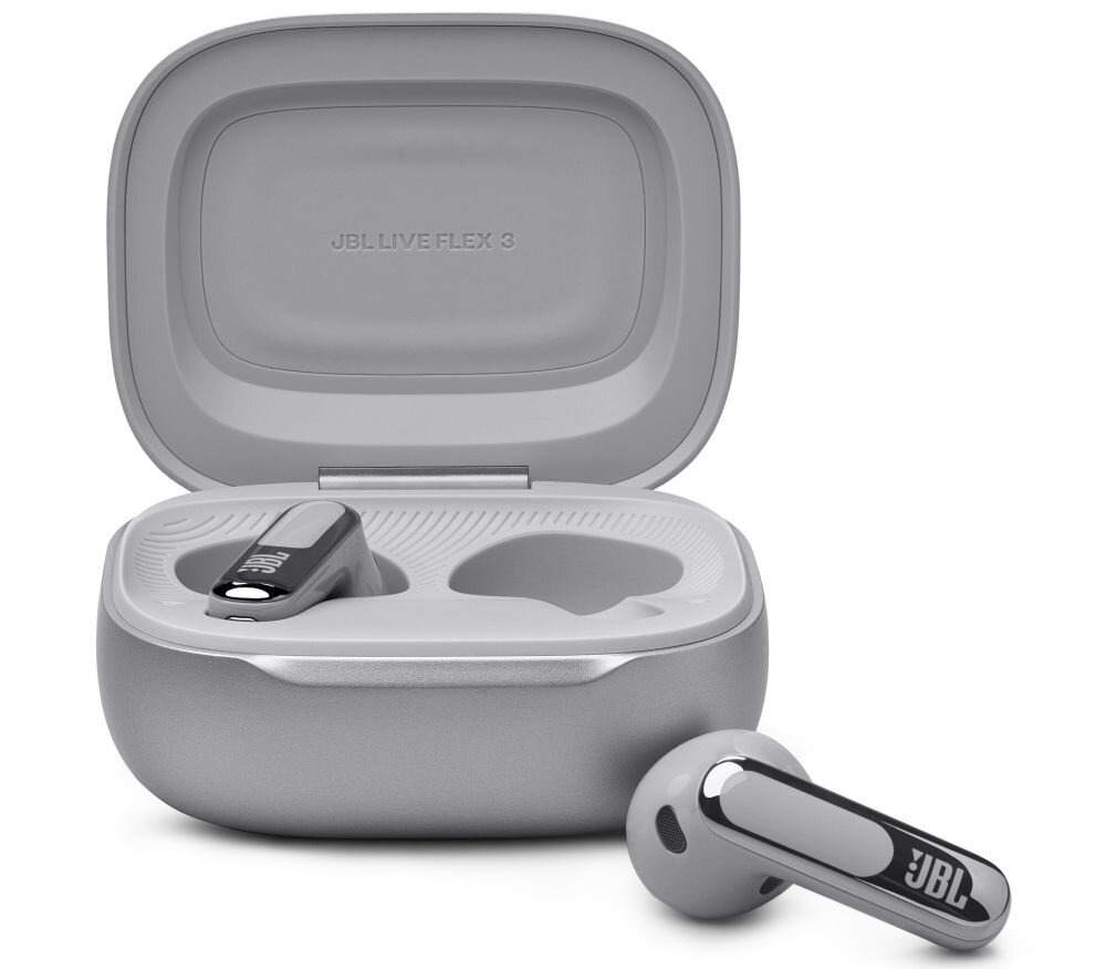 Srebrne słuchawki douszne z etui ładującym, na którym widnieje napis \'JBL LIVE FLEX 3\'. Jedna słuchawka leży obok etui, a druga jest umieszczona w środku.