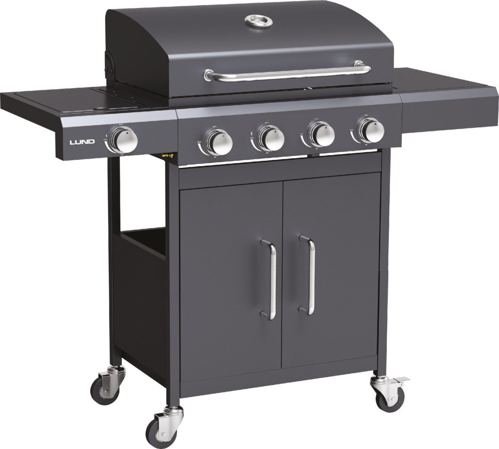 Czarny grill gazowy z czterema pokrętłami i dwoma bocznymi półkami, na kółkach. Na froncie widoczne jest logo \'LUND\'.