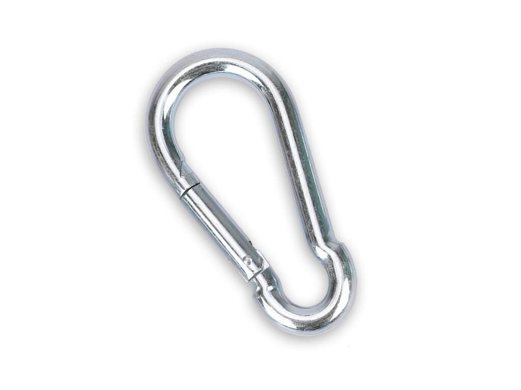 Na obrazie widoczny jest metalowy karabińczyk bez zabezpieczenia, o błyszczącej powierzchni. Produkt ma kształt zbliżony do litery \'D\'.