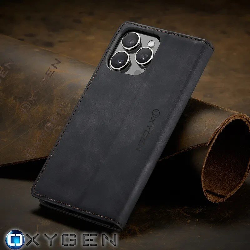 Czarne etui na telefon z widocznym logo \'OXYGEN\', przeznaczone do modelu z trzema obiektywami aparatu. W tle znajduje się zwinięty kawałek materiału z napisem \'OXYGEN\'.