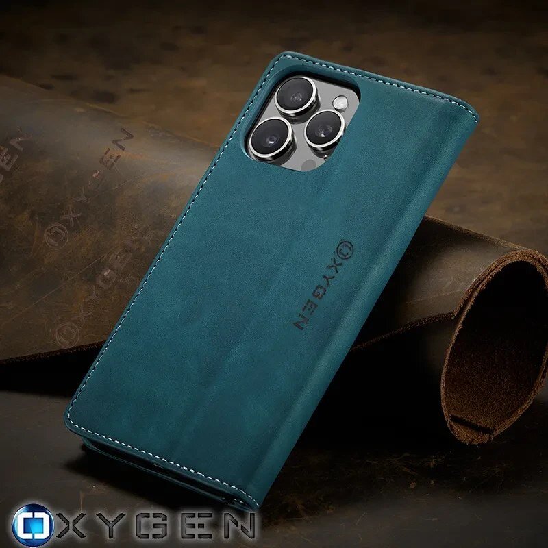 Na zdjęciu widoczne jest etui na telefon w kolorze niebieskim z napisem \'OXYGEN\', z trzema wycięciami na aparaty. W dolnym rogu znajduje się logo \'OXYGEN\'.