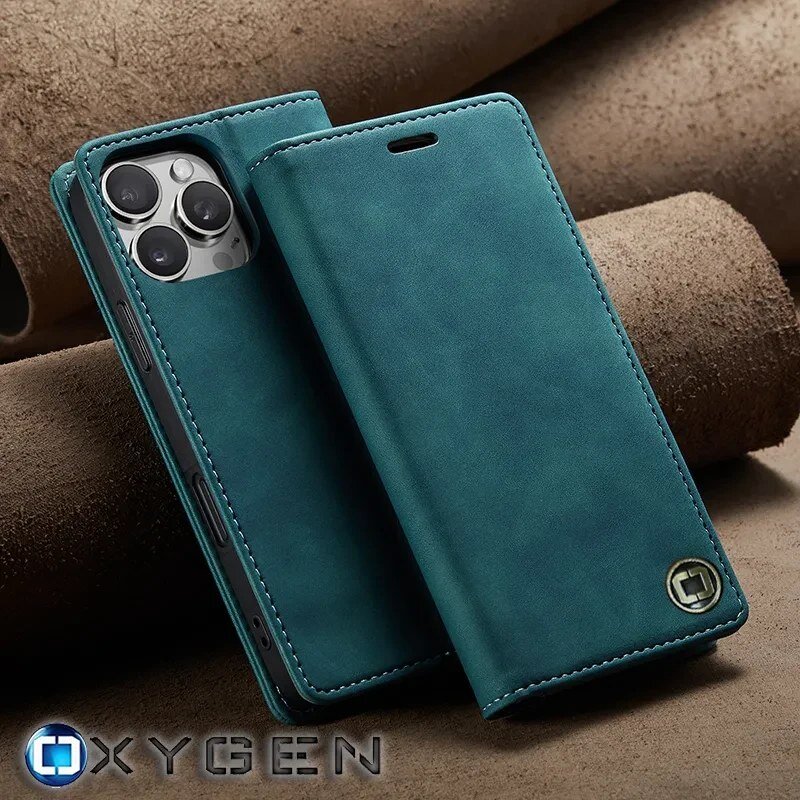 Na zdjęciu widoczne jest etui na telefon w kolorze turkusowym, z otwartą klapką ukazującą aparat telefonu. W dolnym rogu znajduje się logo OXYGEN.