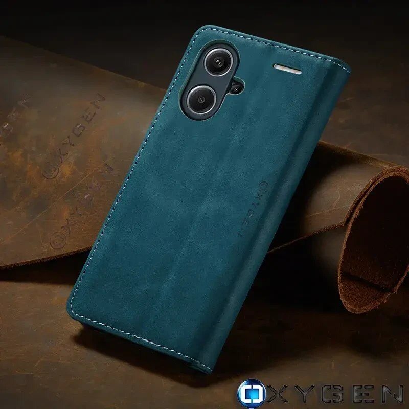 Na zdjęciu widoczne jest etui na telefon w kolorze niebieskim z dwoma wycięciami na aparaty. Na etui znajduje się napis \'OXYGEN\', a w dolnym rogu widoczne jest logo z napisem \'OXYGEN\'.