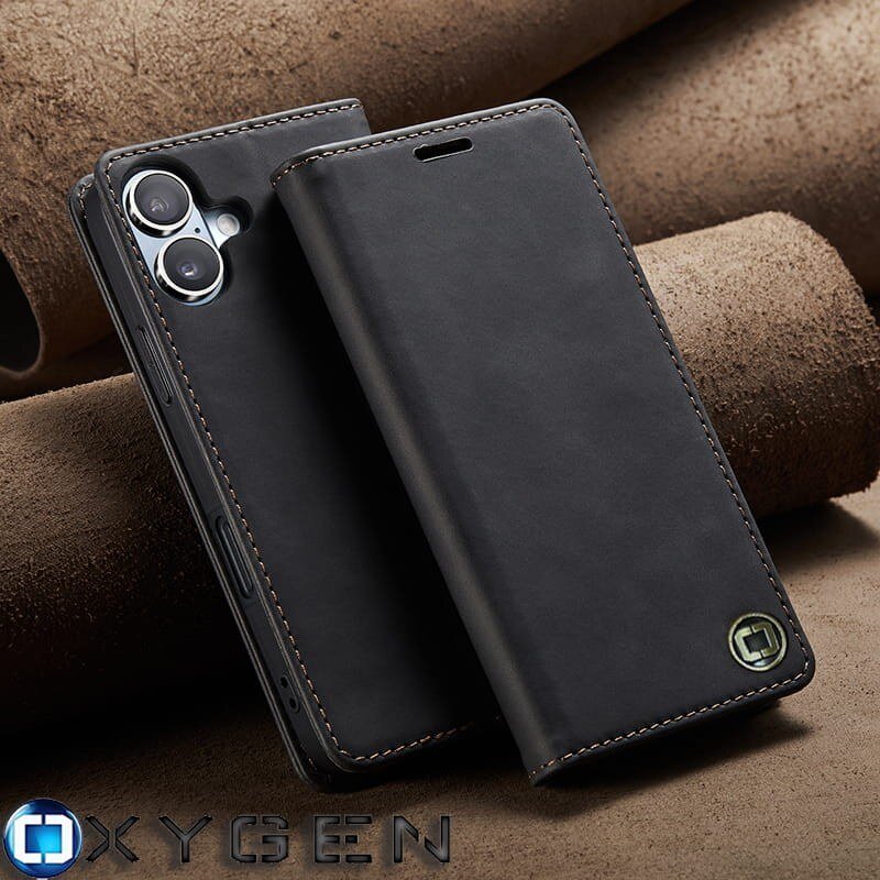 Na zdjęciu widoczne jest czarne etui na telefon z klapką, wykonane z materiału przypominającego skórę, z widocznym logo OXYGEN. W tle znajdują się teksturowane, brązowe cylindryczne elementy.