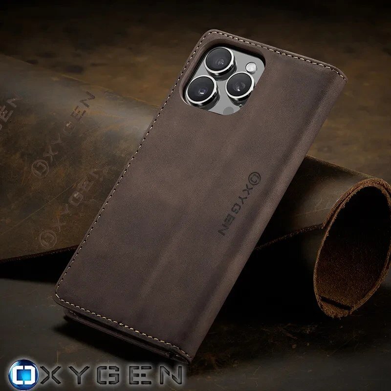 Na zdjęciu widoczne jest brązowe etui na telefon z napisem \'OXYGEN\', z wycięciem na aparat. W tle znajduje się zwinięty kawałek materiału z powtarzającym się napisem \'OXYGEN\'.