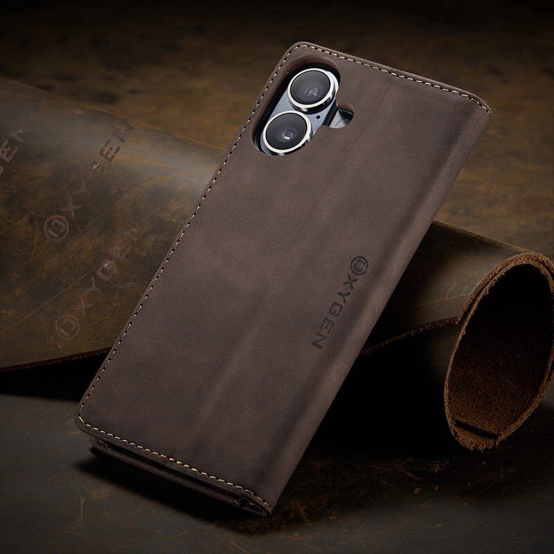 Brązowe etui na telefon z widocznym logo \'OXYGEN\', wykonane z materiału przypominającego skórę, z wycięciem na aparat fotograficzny.