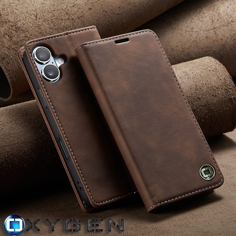 Brązowe etui na telefon z klapką, wykonane z materiału imitującego skórę, z widocznymi przeszyciami. Na dole widoczne jest logo OXYGEN.