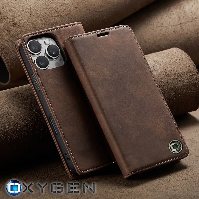 Na zdjęciu widoczne jest brązowe etui na telefon z trzema wycięciami na aparaty, wykonane z materiału imitującego skórę. W dolnym rogu znajduje się logo OXYGEN.