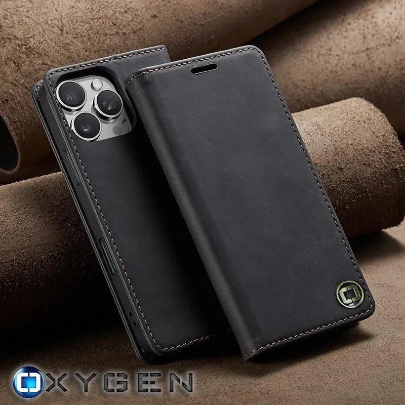 Czarne etui na telefon z klapką, z widocznymi trzema obiektywami aparatu. Na dole widoczne jest logo OXYGEN.