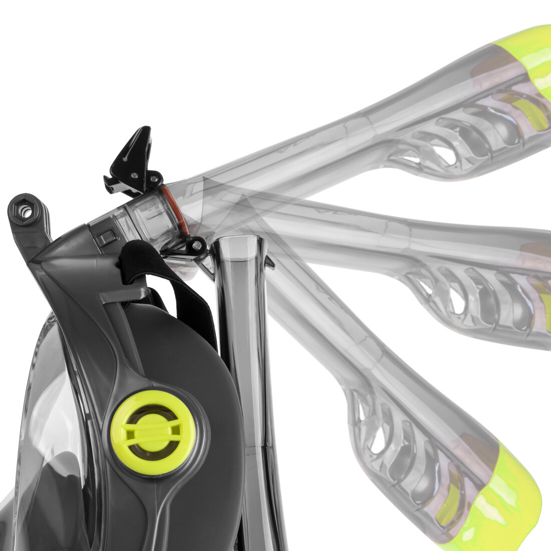 Zdjęcie przedstawia fragment maski pełnotwarzowej do snorkelingu z widocznym mechanizmem mocowania rurki oddechowej. Elementy maski są w kolorze szarym i żółtym, a rurka jest przezroczysta z żółtymi akcentami.