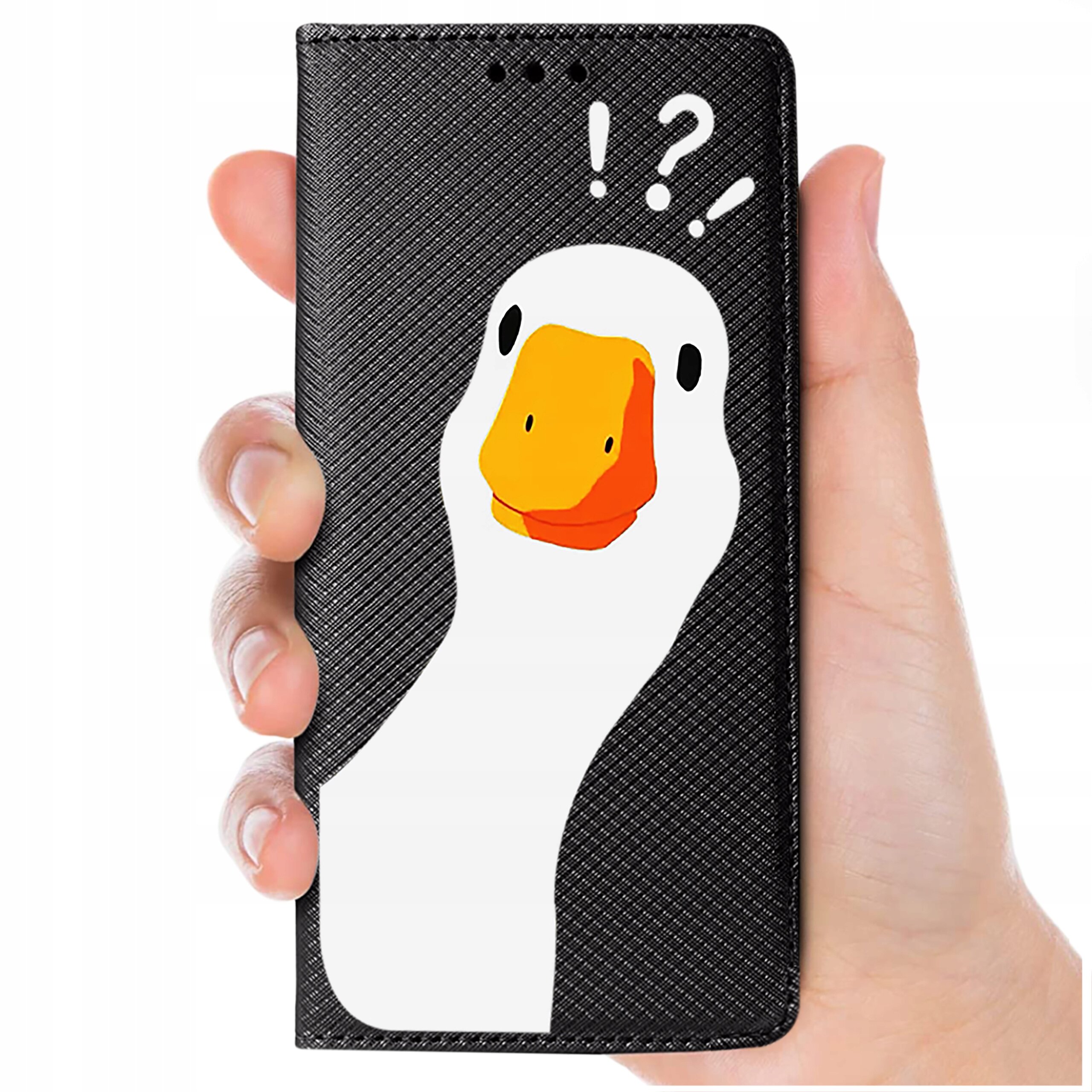 Etui na telefon z czarnym tłem, na którym znajduje się ilustracja białej gęsi z pomarańczowym dziobem oraz znakami zapytania i wykrzyknikami nad głową. Etui jest trzymane w dłoni.