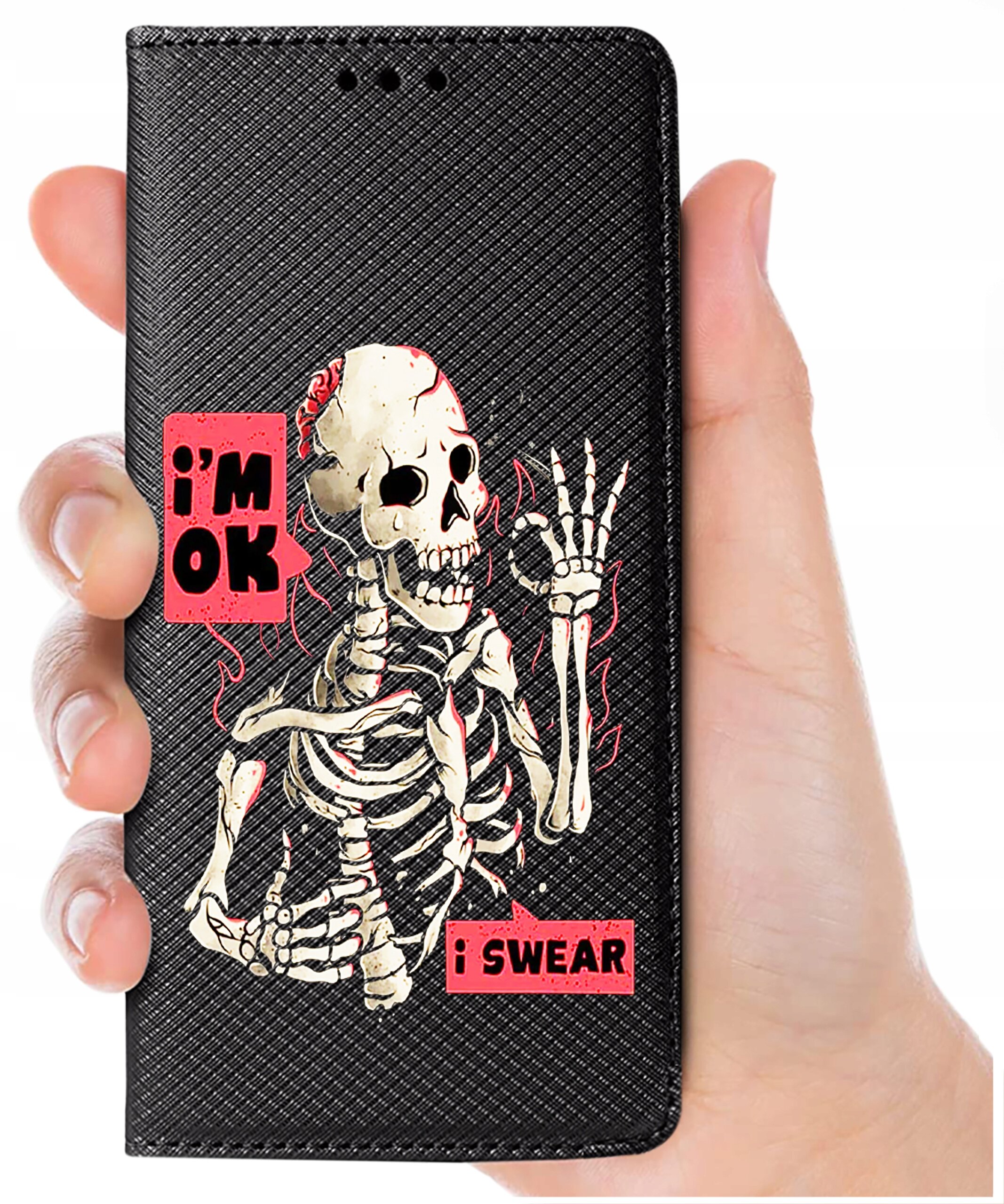 Etui na telefon z czarnym tłem, przedstawiające szkielet z uniesioną ręką w geście OK oraz napisy \'i\'m OK\' i \'i SWEAR\' na czerwonych prostokątach.