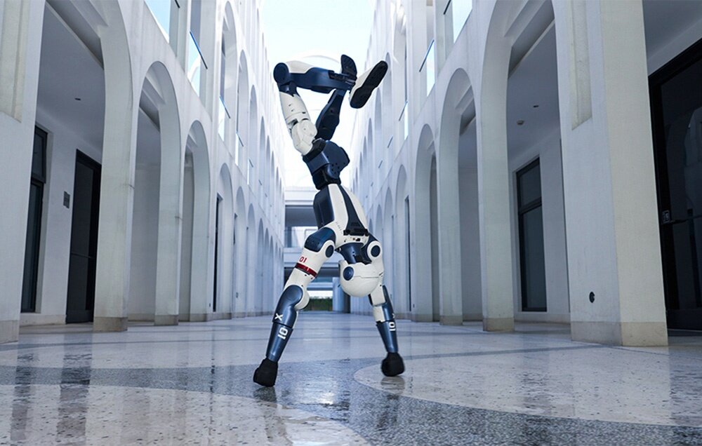 Studio produktowe przedstawiające robota humanoidalnego w kolorach białym i niebieskim od pasa w górę
