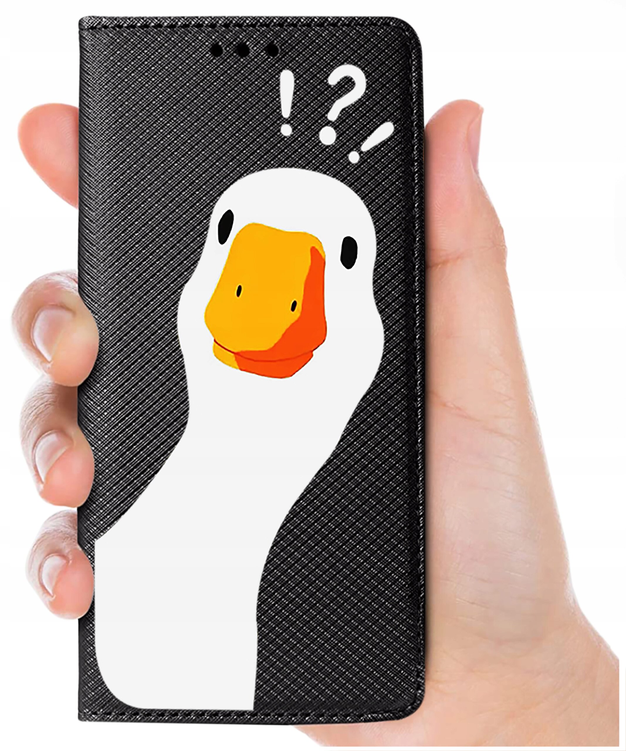 Etui na telefon z czarną teksturą, ozdobione grafiką białej kaczki z pomarańczowym dziobem oraz białymi znakami zapytania i wykrzyknikami nad głową. Etui jest trzymane w dłoni.