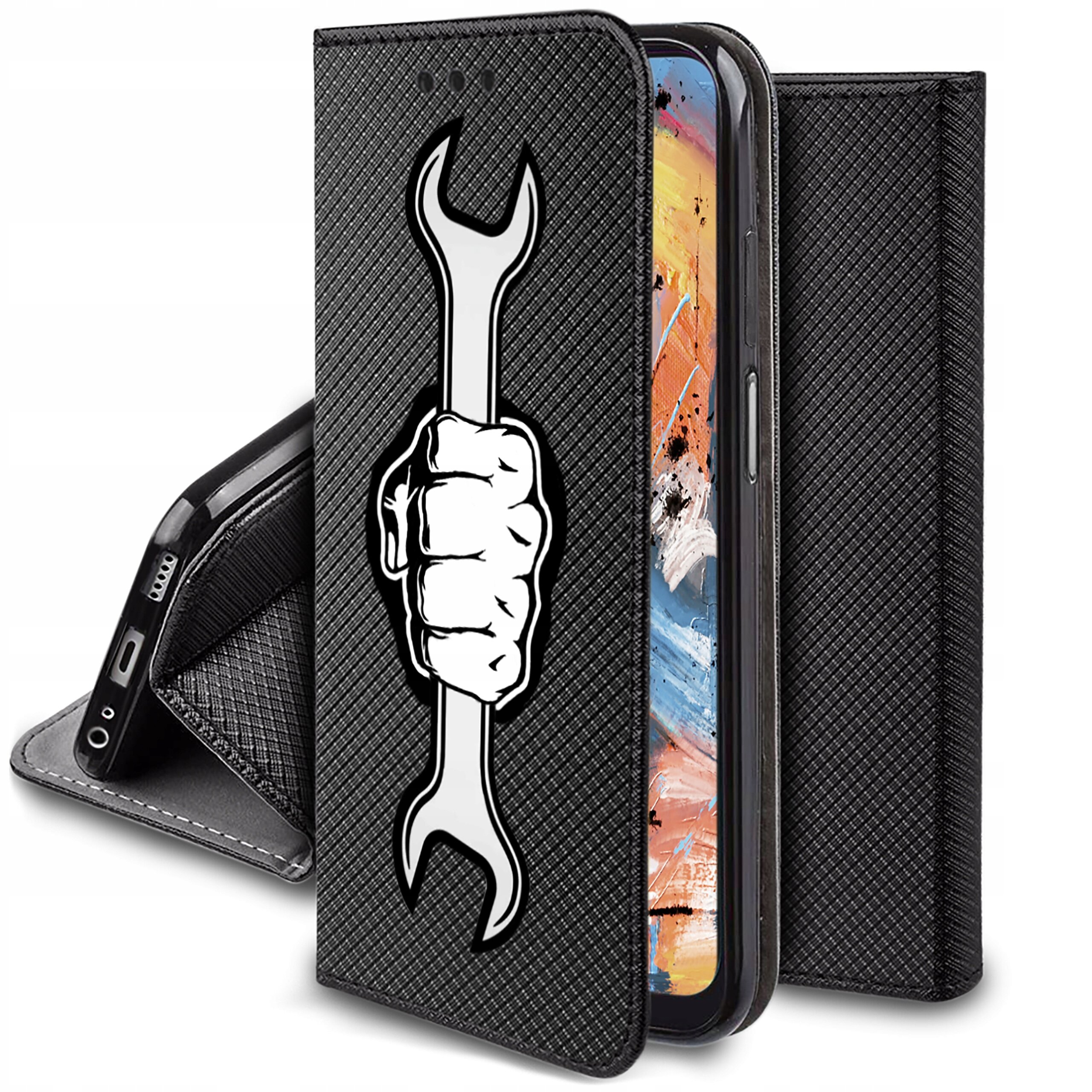 Czarne etui na telefon z teksturą, ozdobione grafiką przedstawiającą rękę trzymającą klucz. Wewnątrz widoczny jest telefon z kolorowym wyświetlaczem.
