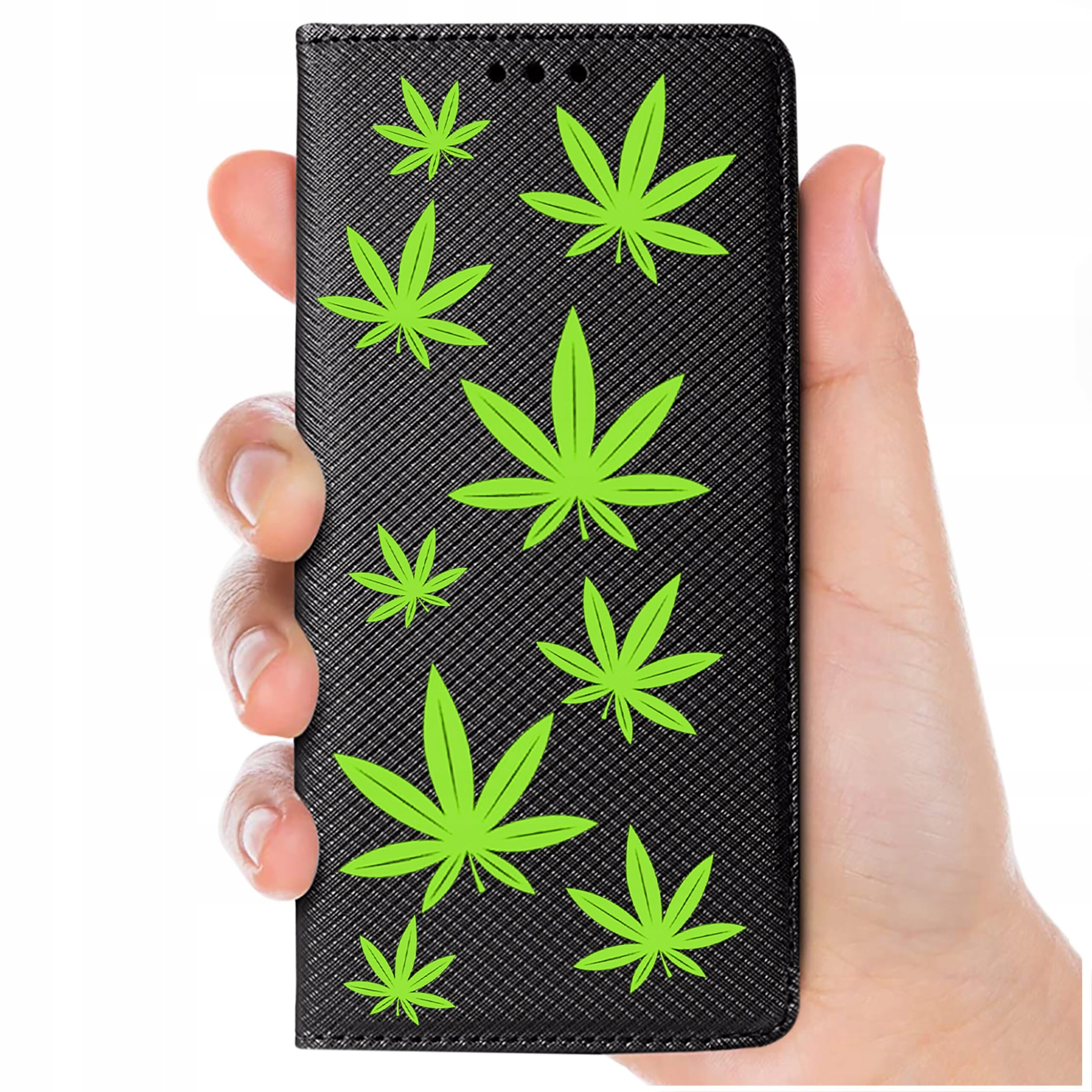 Etui na telefon w kolorze czarnym z zielonymi wzorami liści. Etui jest trzymane w dłoni.