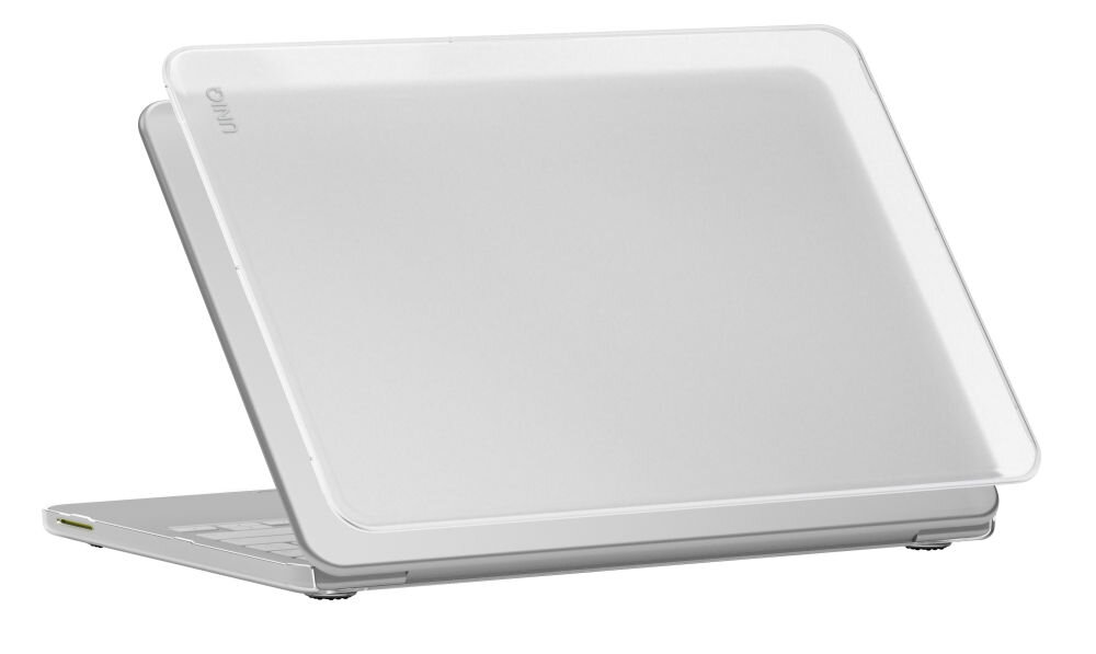 Przezroczyste etui na laptopa, zamontowane na otwartym laptopie. Na etui widoczny jest napis \'uniq\'.