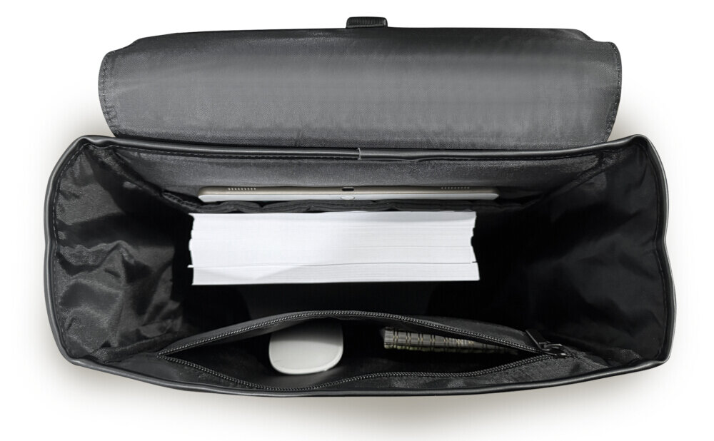 Widok wnętrza czarnego plecaka z otwartą klapą, w którym znajdują się laptop, stos papierów oraz mysz komputerowa w kieszeni na zamek.