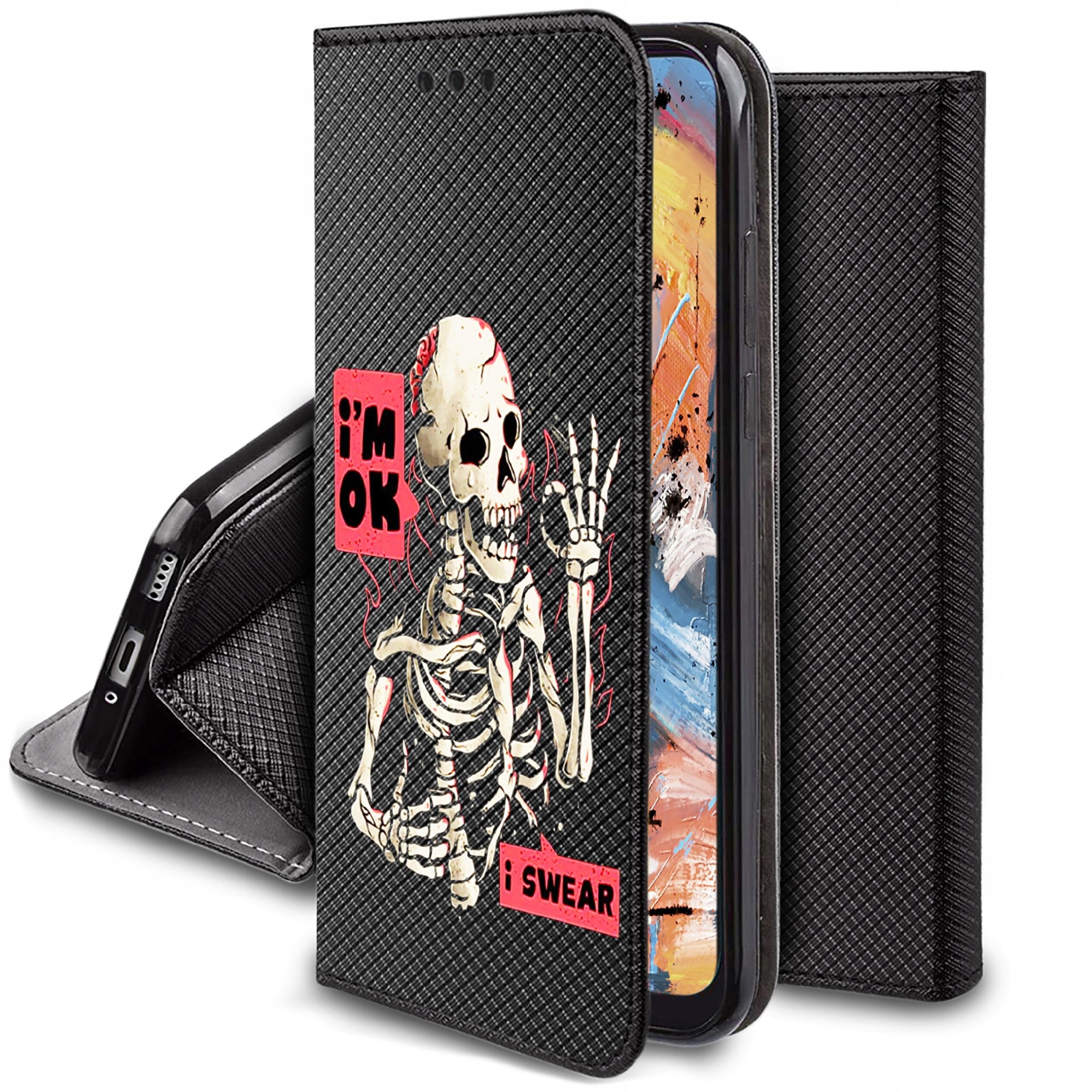 Etui na telefon z czarnym wzorem i grafiką szkieletu oraz napisami \'i\'m OK\' i \'i SWEAR\'. W tle widoczny jest kolorowy ekran telefonu.
