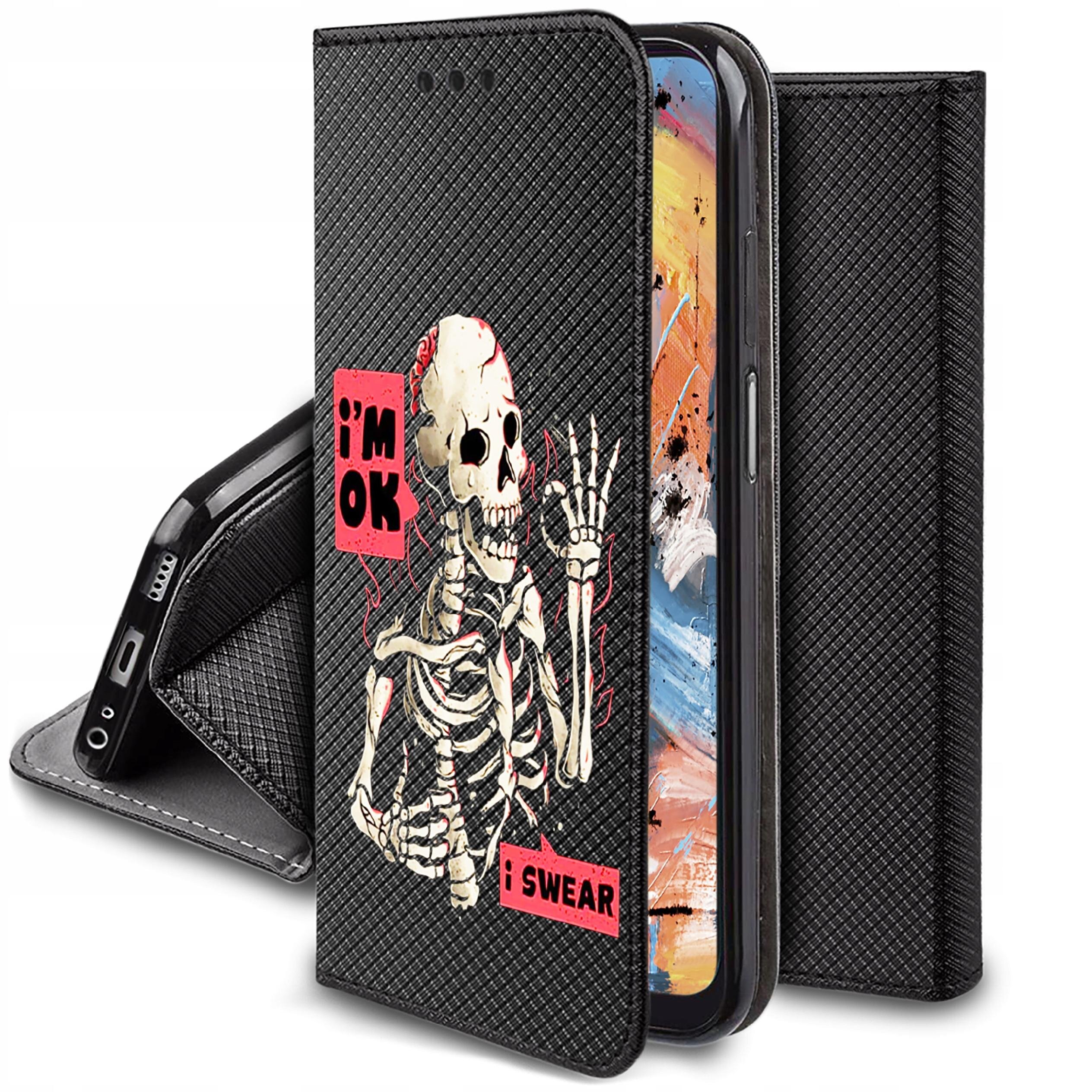 Etui na telefon z czarną teksturą, ozdobione grafiką szkieletu oraz napisami \'i\'m OK\' i \'i SWEAR\'. Wewnątrz widoczny jest telefon z kolorowym ekranem.