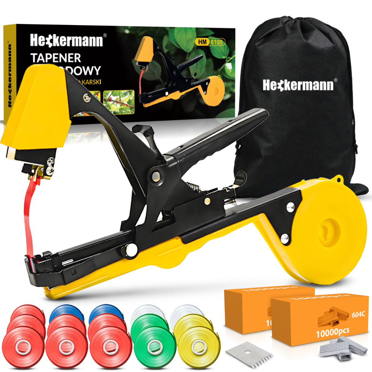 Na obrazie widoczny jest zszywacz ogrodniczy w kolorze żółtym i czarnym, z czerwoną taśmą. W tle znajduje się czarny plecak z logo \'Heckermann\' oraz różnokolorowe rolki taśmy i pudełka z napisem \'10000pcs\'.