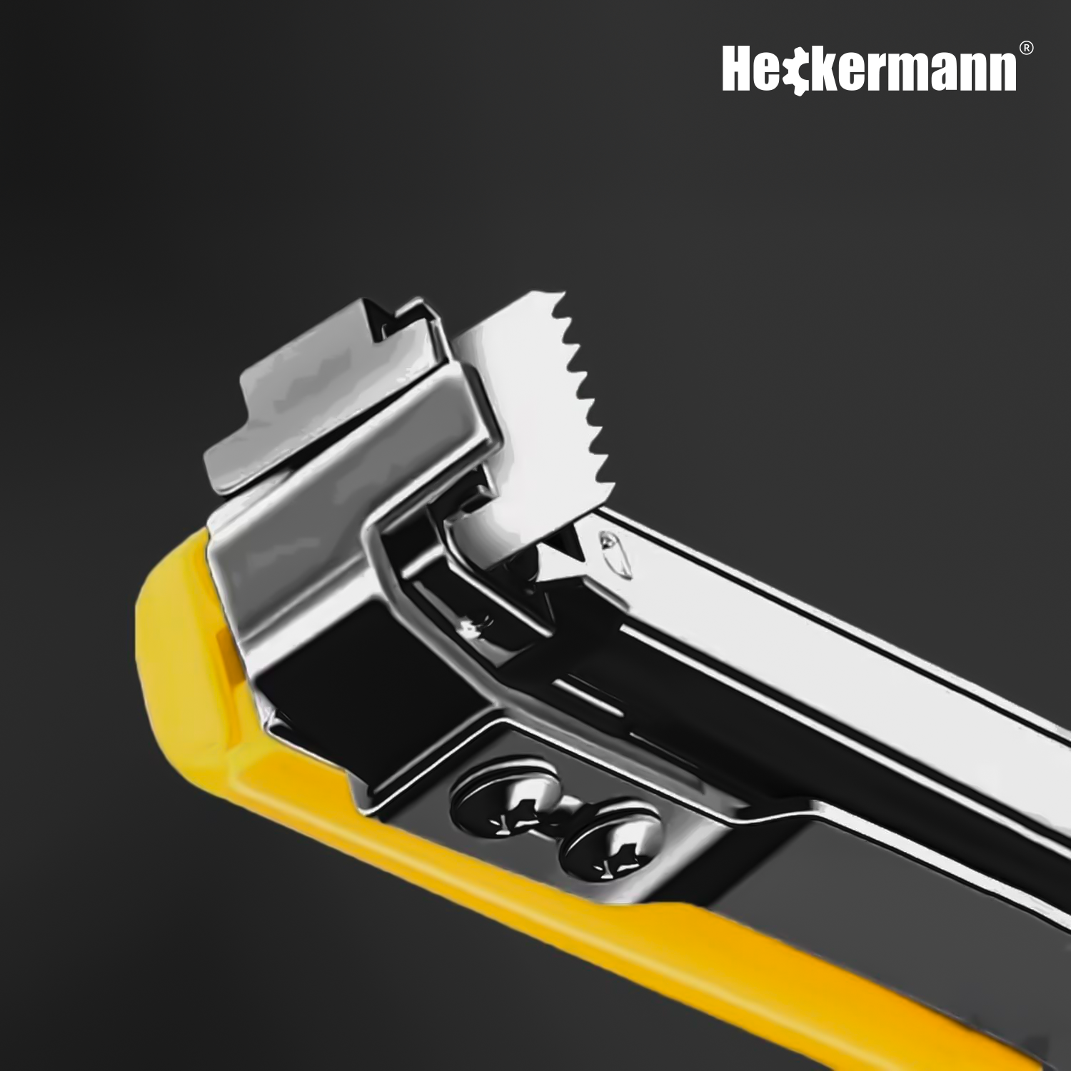 Zbliżenie na metalowy zszywacz ogrodniczy z żółtymi elementami, widoczny mechanizm z ząbkowanym ostrzem. W prawym górnym rogu znajduje się logo \'Heckermann\'.