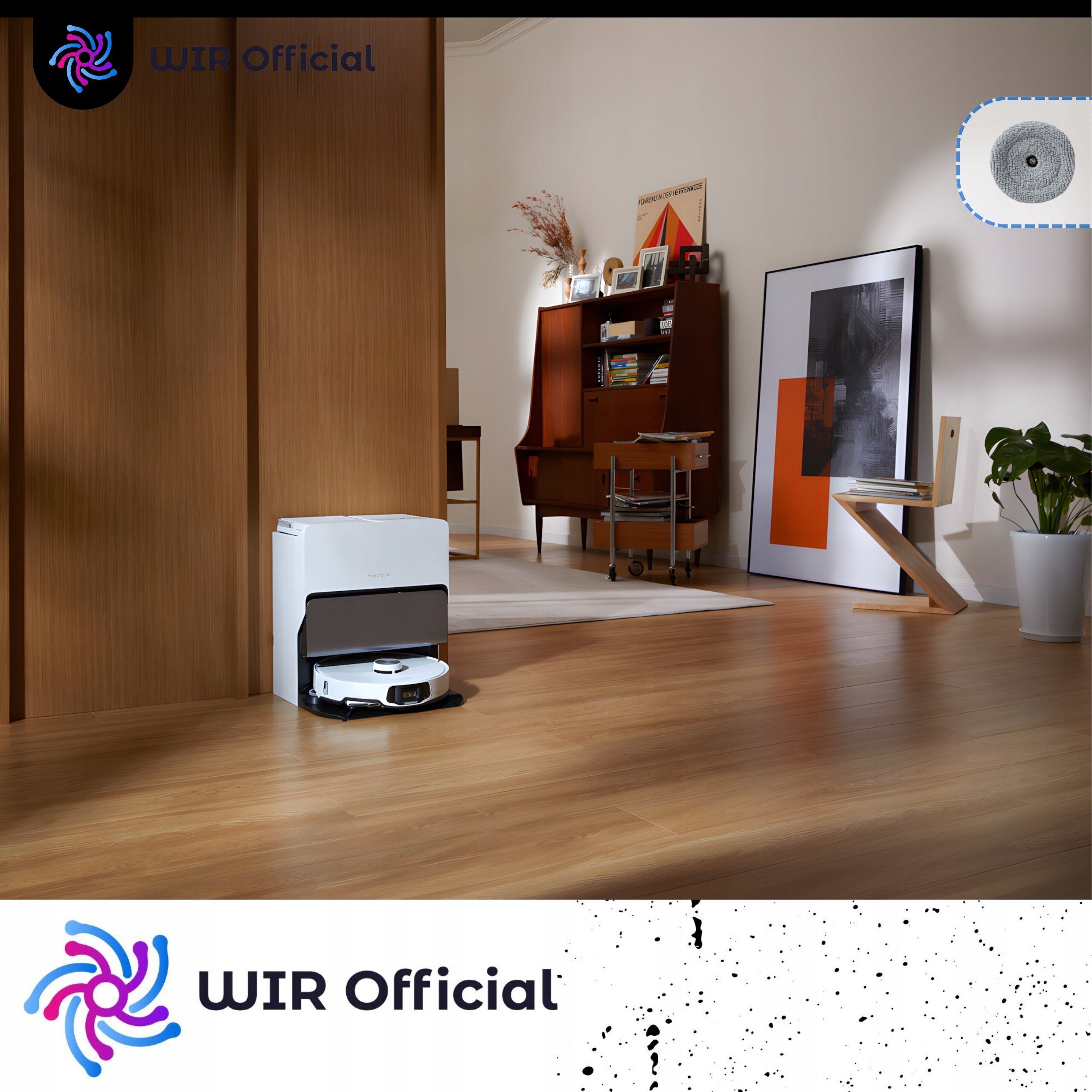 W pomieszczeniu z drewnianą podłogą znajduje się biały robot sprzątający przy stacji dokującej. Na dole obrazu widnieje logo \'WIR Official\'.