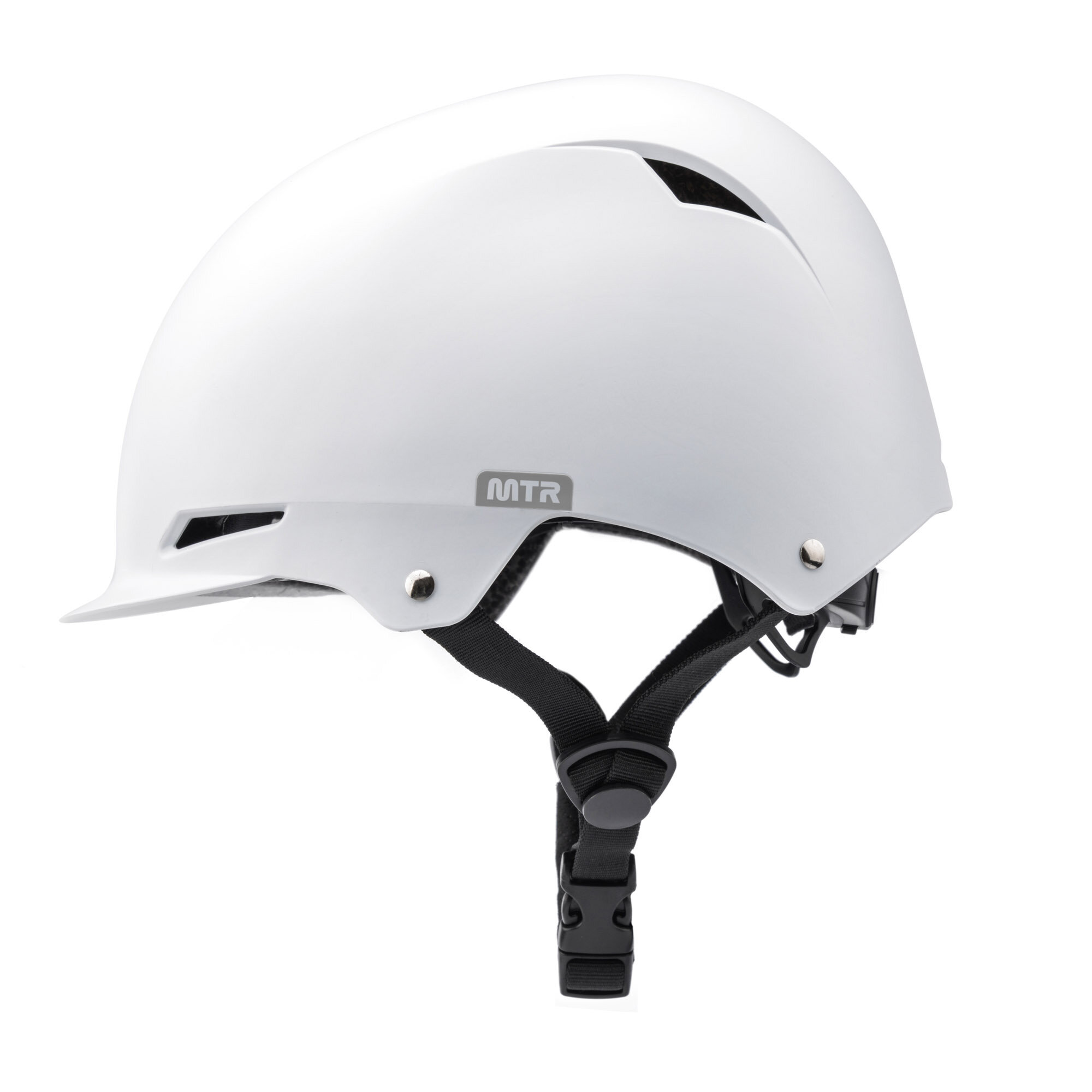 Biały kask rowerowy z logo \'MTR\' na boku, posiada otwory wentylacyjne i regulowany pasek pod brodą.